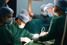  Cắt bướu giáp khổng lồ