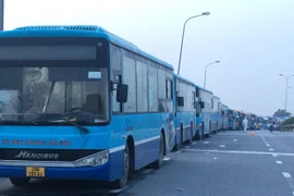 Hàng chục xe buýt của Tổng công ty Vận tải Hà Nội (Transerco) đã được huy động, đưa đón người dân từ vùng dịch phía Nam ra Hà Nội về các địa phương cách ly theo quy định.