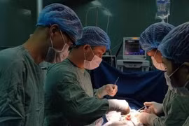 Phẫu thuật lấy khối u “0,5 kg tóc” trong dạ dày bé 7 tuổi