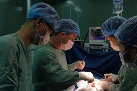 Phẫu thuật lấy khối u “0,5 kg tóc” trong dạ dày bé 7 tuổi