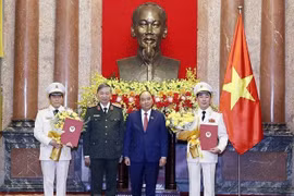 Chủ tịch nước Nguyễn Xuân Phúc đã trao Quyết định thăng cấp bậc hàm từ Trung tướng lên Thượng tướng đối với hai Thứ trưởng Bộ Công an: Trần Quốc Tỏ và Lương Tam Quang. 