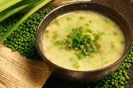 Cháo đậu xanh “giải độc” dị ứng