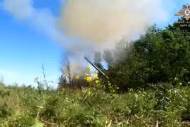 Pháo binh dân quân Donetsk pháo kích vào quân đội Ukraine ở Donbass. Ảnh màn hình