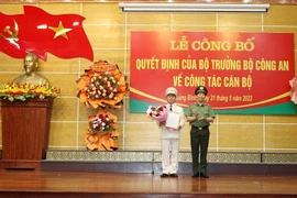 Thứ trưởng Bộ Công an Lê Văn Tuyến (phải) trao quyết định điều động, bổ nhiệm Giám đốc Công an tỉnh Quảng Bình cho Đại tá Nguyễn Hữu Hợp. 