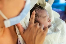 2% trẻ sơ sinh bị lây bệnh từ mẹ mắc COVID-19