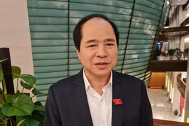 Đại biểu Trương Xuân Cừ trao đổi với PV bên hành lang Quốc hội ngày 29/10.