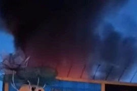 Cửa hàng Điện Máy Xanh ở thị trấn Cờ Đỏ bất ngờ bốc cháy dữ dội.