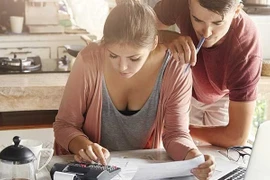 Cả nam và nữ đều cần giữ gìn những đức hạnh và giúp đỡ nhau trong nuôi dạy con cái, quán xuyến gia đình