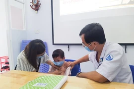 Trẻ khò khè suốt 2 tháng vì nuốt phải khóa dây kéo bằng kim loại