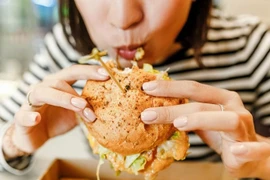 Trẻ hóa bệnh người già - Kỳ 4: Tăng mỡ máu ở người trẻ do di truyền và lối sống thiếu cân bằng