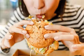 Trẻ hóa bệnh người già - Kỳ 4: Tăng mỡ máu ở người trẻ do di truyền và lối sống thiếu cân bằng