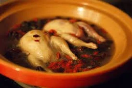 Gà hầm kỷ tử chữa teo liệt tuổi già