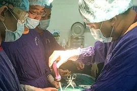 Bơm xi măng sinh học có bóng cứu “gù” cho bệnh nhân bị xẹp thân đốt sống