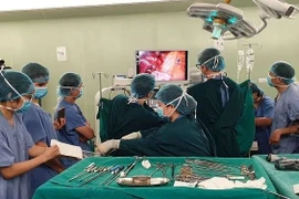 Lần đầu tiên tại Việt Nam: Cắt thùy phổi nội soi một đường rạch
