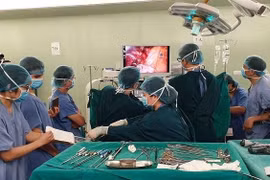Lần đầu tiên tại Việt Nam: Cắt thùy phổi nội soi một đường rạch