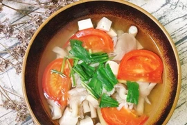 Canh cà chua giúp trẻ hóa làn da