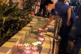 Người ra đi cố cười an ủi, người ở lại đau vẫn chưa nguôi, con nép mình ngơ ngác bên di ảnh!