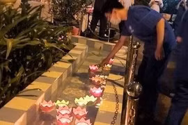 Người ra đi cố cười an ủi, người ở lại đau vẫn chưa nguôi, con nép mình ngơ ngác bên di ảnh!