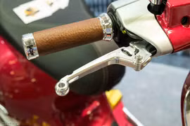 Phanh xe an toàn khi trời mưa đường trơn