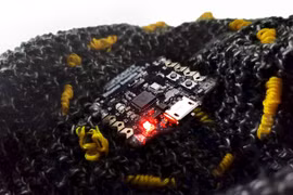 Pin sợi quang mới – nguồn điện năng cho quần áo thông minh