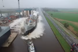 hạ thủy tàu cỡ lớn