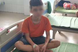 Nữ chủ quán bánh xèo đánh nhân viên bằng chày đá, dao, bàn chải sắt