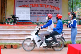 HEAD Lộc Bình hướng dẫn người ngồi sau xe máy an toàn.