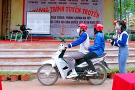 HEAD Lộc Bình hướng dẫn người ngồi sau xe máy an toàn.