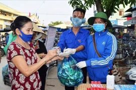 Đổi lon bia, thùng giấy lấy nước sát khuẩn