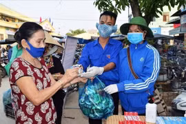 Đổi lon bia, thùng giấy lấy nước sát khuẩn