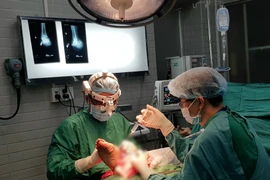  Nối gân, xương, thần kinh cổ chân bị đứt lìa hoàn toàn 