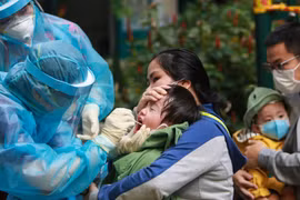 Tầm soát hơn 2,5 triệu dân TPHCM: "Ăn vội bát cơm rồi ôm con đi xét nghiệm"