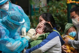 Tầm soát hơn 2,5 triệu dân TPHCM: "Ăn vội bát cơm rồi ôm con đi xét nghiệm"