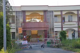 Người phụ nữ bán vé số bất ngờ lẻn vào khu điều trị bệnh nhân Covid-19