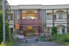 Người phụ nữ bán vé số bất ngờ lẻn vào khu điều trị bệnh nhân Covid-19