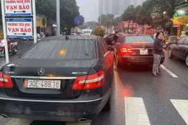 Diễn biến mới nhất vụ 2 xe Mercedes trùng biển số "chạm mặt" nhau ở Hà Nội