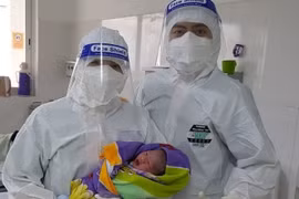 Quảng Bình: Khởi phát chuyển dạ cho 3 sản phụ mắc COVID-19 vượt cạn thành công trong đêm