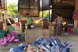 Thu giữ hàng trăm kiếm nhựa, súng nhựa trước Tết Trung thu