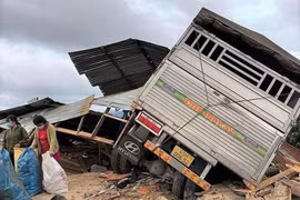 Video: Tang thương cảnh xe tải mất lái đâm vào nhà dân khiến 2 bé tử vong