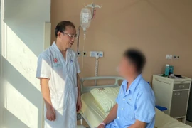 Áp xe hố chậu do xương cá đâm thủng ruột thừa 