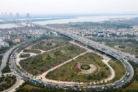 Hàng ngàn ôtô chôn chân tại cầu Nhật Tân ngày cuối kỳ nghỉ lễ