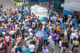 Trong đám đông hàng nghìn công nhân đi xét nghiệm có một người dương tính