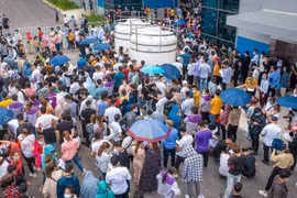 Trong đám đông hàng nghìn công nhân đi xét nghiệm có một người dương tính