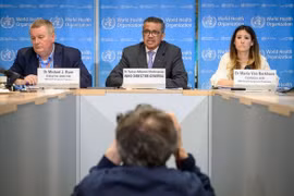 Các lãnh đạo WHO (từ trái qua): ông Mike Ryan, ông Tedros Adhanom Ghebreyesus và bà Maria Van Kerkhove
