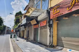 Tuyến phố kinh doanh sầm uất Hàng Đào (quận Hoàn Kiếm, Hà Nội) “đóng băng” do dịch COVID-19.
