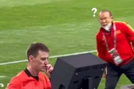 Clip HLV Park “xem trộm” trọng tài kiểm tra VAR may mắn không bị phạt