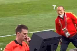 Clip HLV Park “xem trộm” trọng tài kiểm tra VAR may mắn không bị phạt