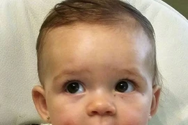 Mẹ bận nói chuyện con hóc vỏ tôm