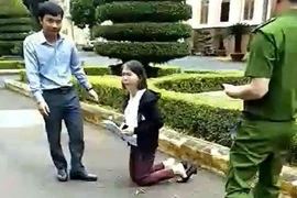 Cô giáo quỳ gối trước ủy ban tỉnh bị điều chuyển do vi phạm dạy thêm