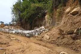 Cử tri TP Bà Rịa từng phản ánh việc khai thác đá, lấn chiếm rừng phòng hộ, chiếm đất công tại Khu di tích Hang Dơi (núi Dinh) đã được phản ảnh tại Kỳ họp thứ 4 của HĐND tỉnh Bà Rịa -Vũng Tàu. 